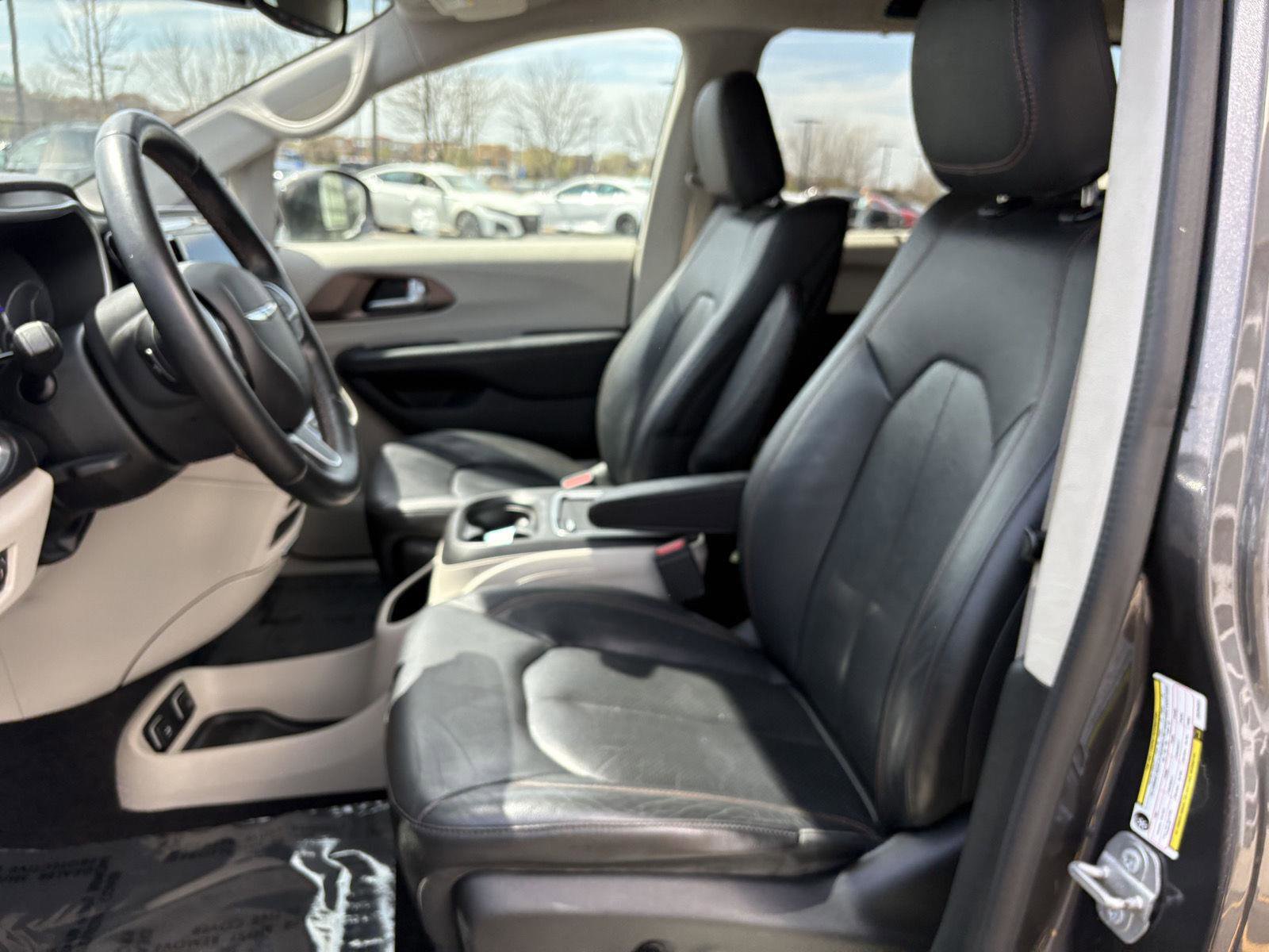 Used 2018 Chrysler Pacifica Touring-L Plus image 16