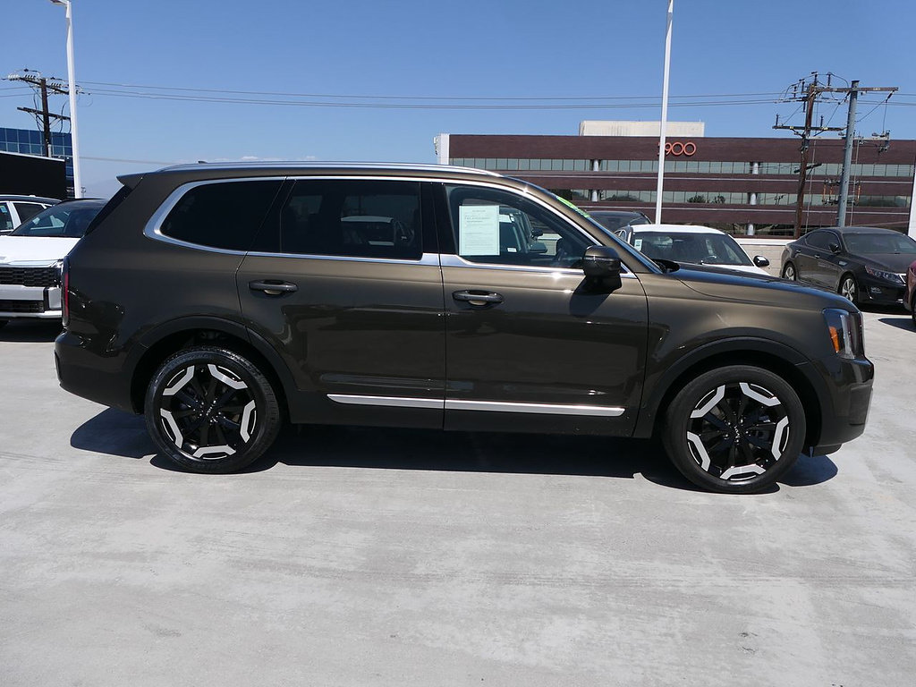 Used 2023 Kia Telluride EX w/ EX Captain's Chair Package AWD/4WD image 2