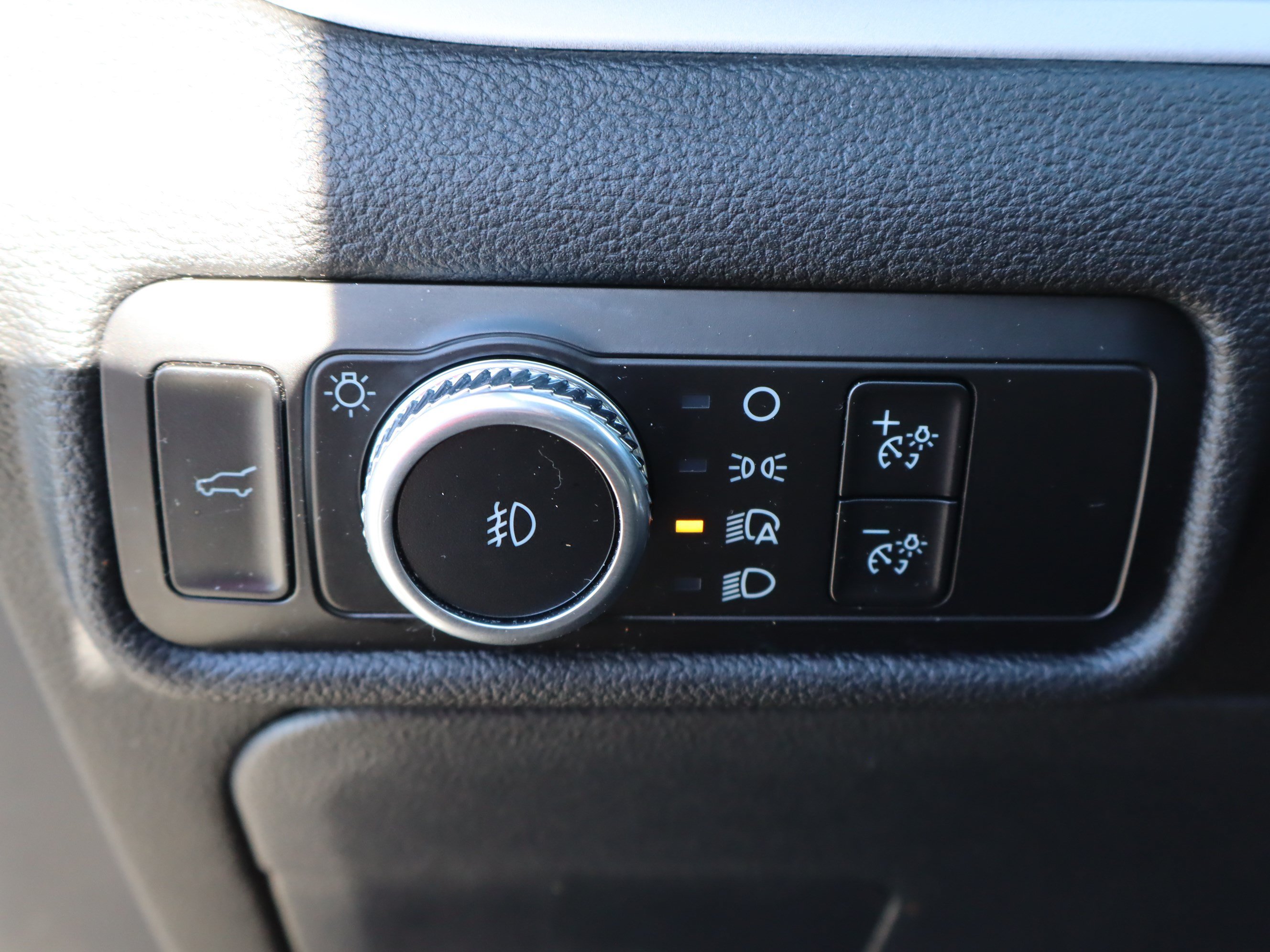 Used 2023 Ford Explorer XLT w/ Equipment Group 202A AWD/4WD image 18