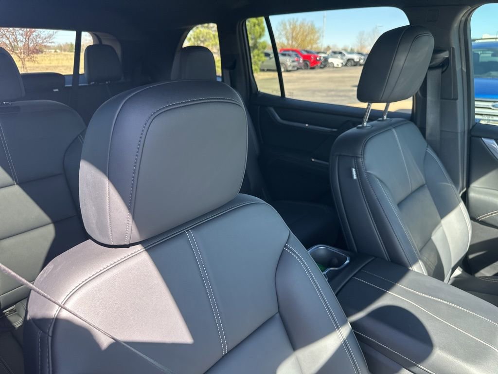 Used 2025 GMC Acadia Elevation w/ Elevation Premium Package image 32