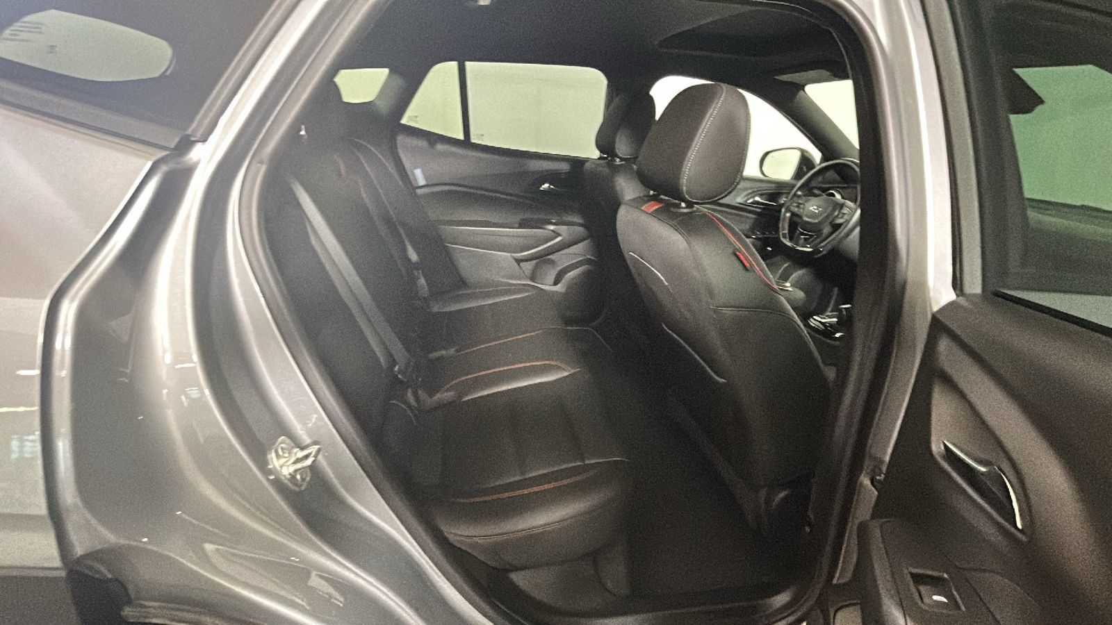 Used 2024 Chevrolet Trax RS w/ Sunroof Package FWD image 32