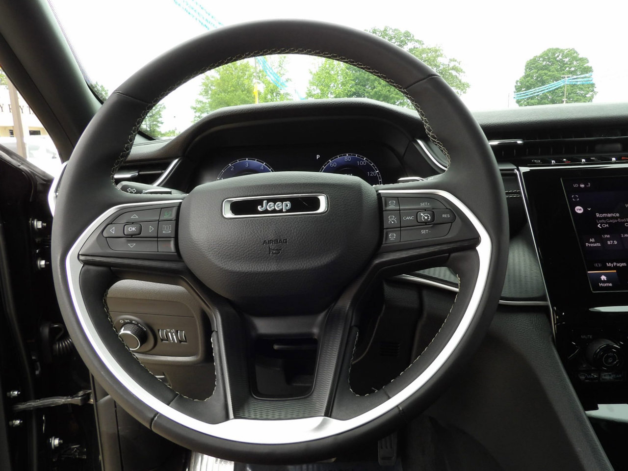 Used 2023 Jeep Grand Cherokee L Laredo image 15
