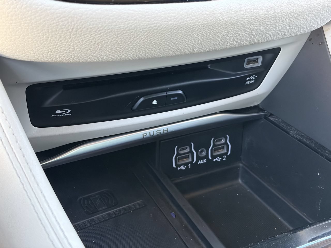 Used 2021 Chrysler Pacifica Limited w/ Uconnect Theater Family Group FWD image 31