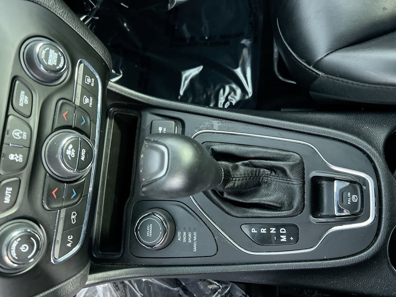 Used 2019 Jeep Cherokee Latitude Plus w/ Comfort/Convenience Group AWD/4WD image 22