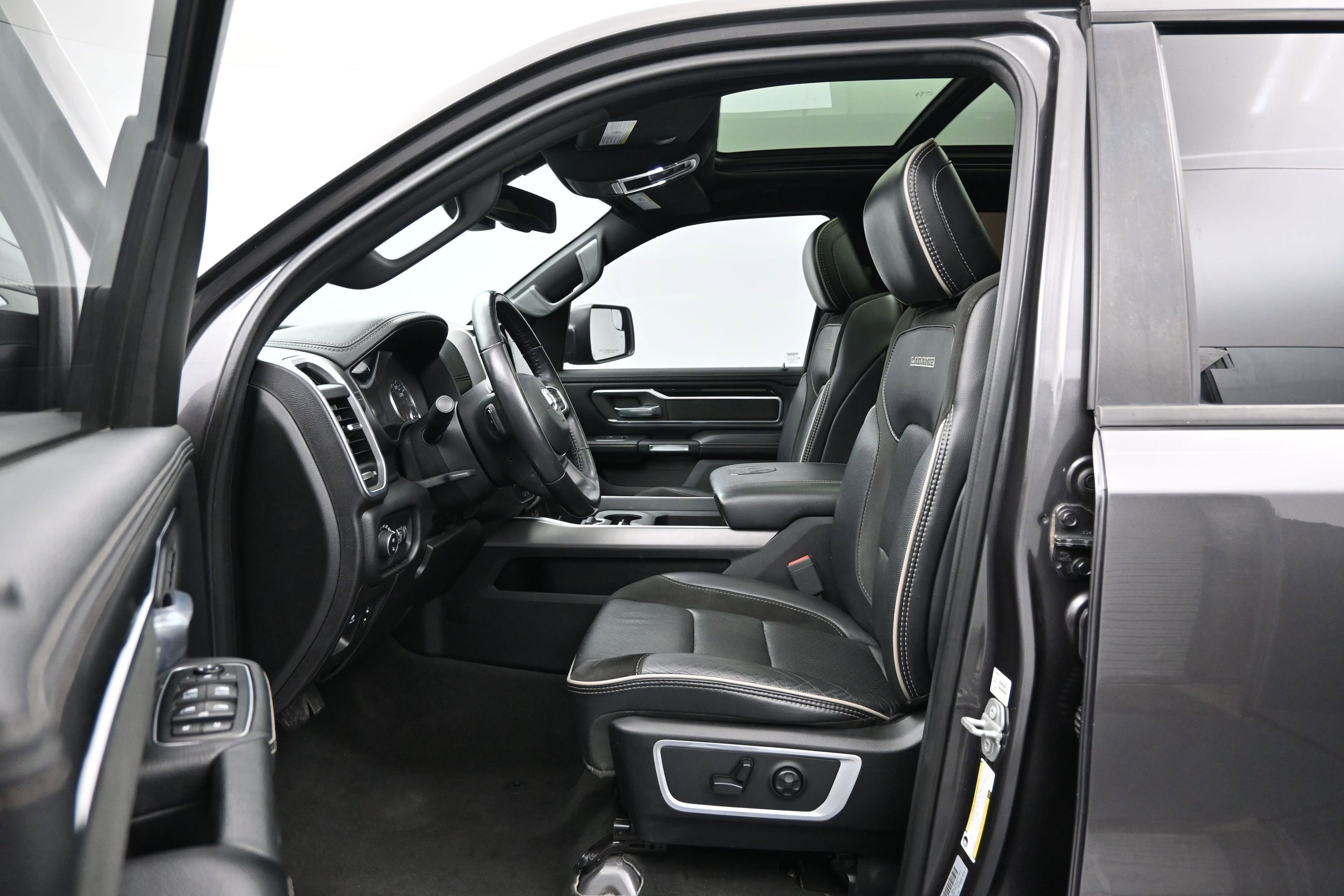 Used 2020 RAM 1500 Laramie w/ Sport Appearance Package AWD/4WD image 9