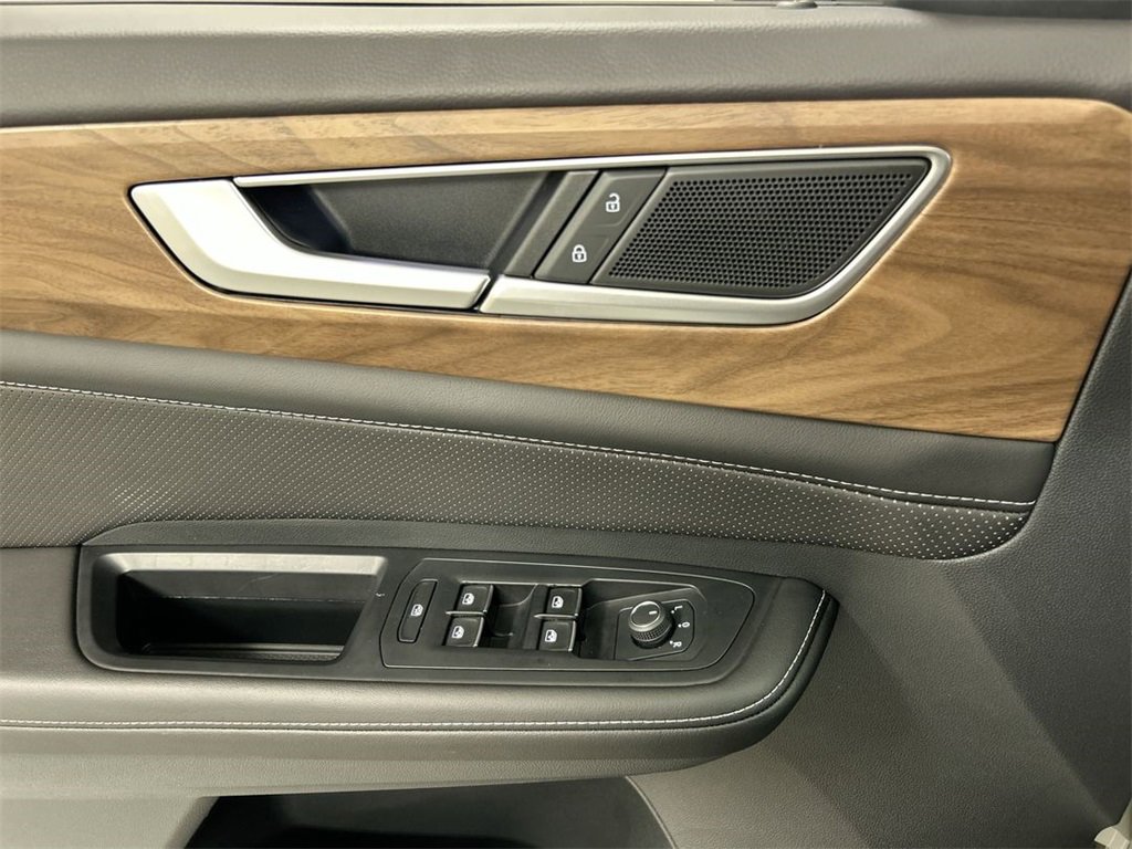 Certified 2025 Volkswagen Atlas SE image 17