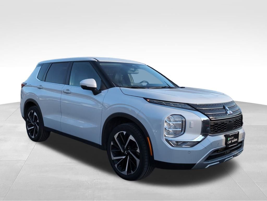 Used 2024 Mitsubishi Outlander SE image 1