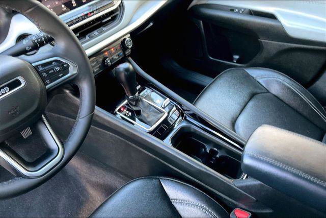 Certified 2025 Jeep Compass Limited image 17