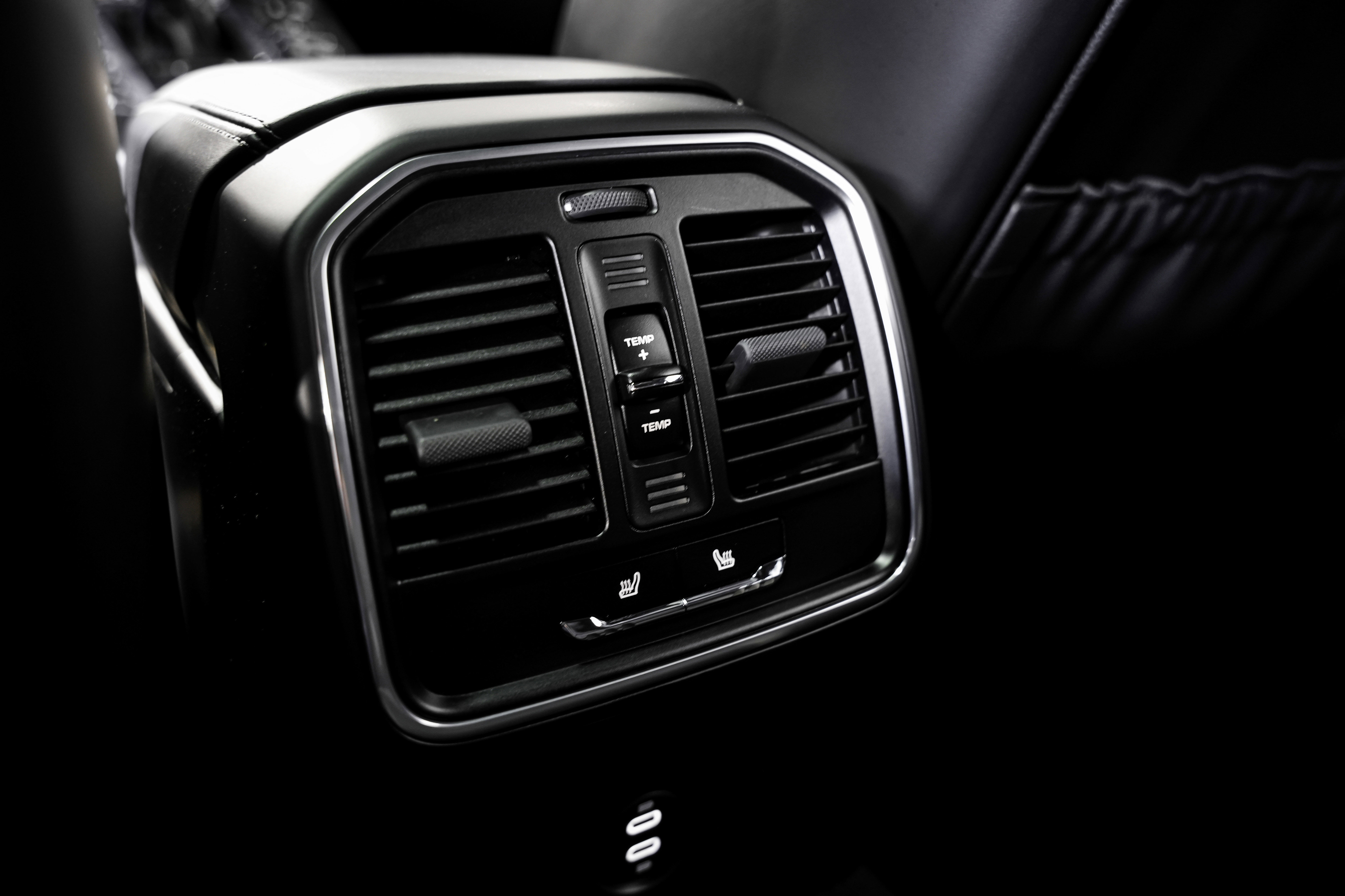 Used 2020 Porsche Macan Turbo image 32