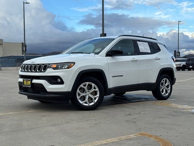 Used 2024 Jeep Compass Latitude image 2