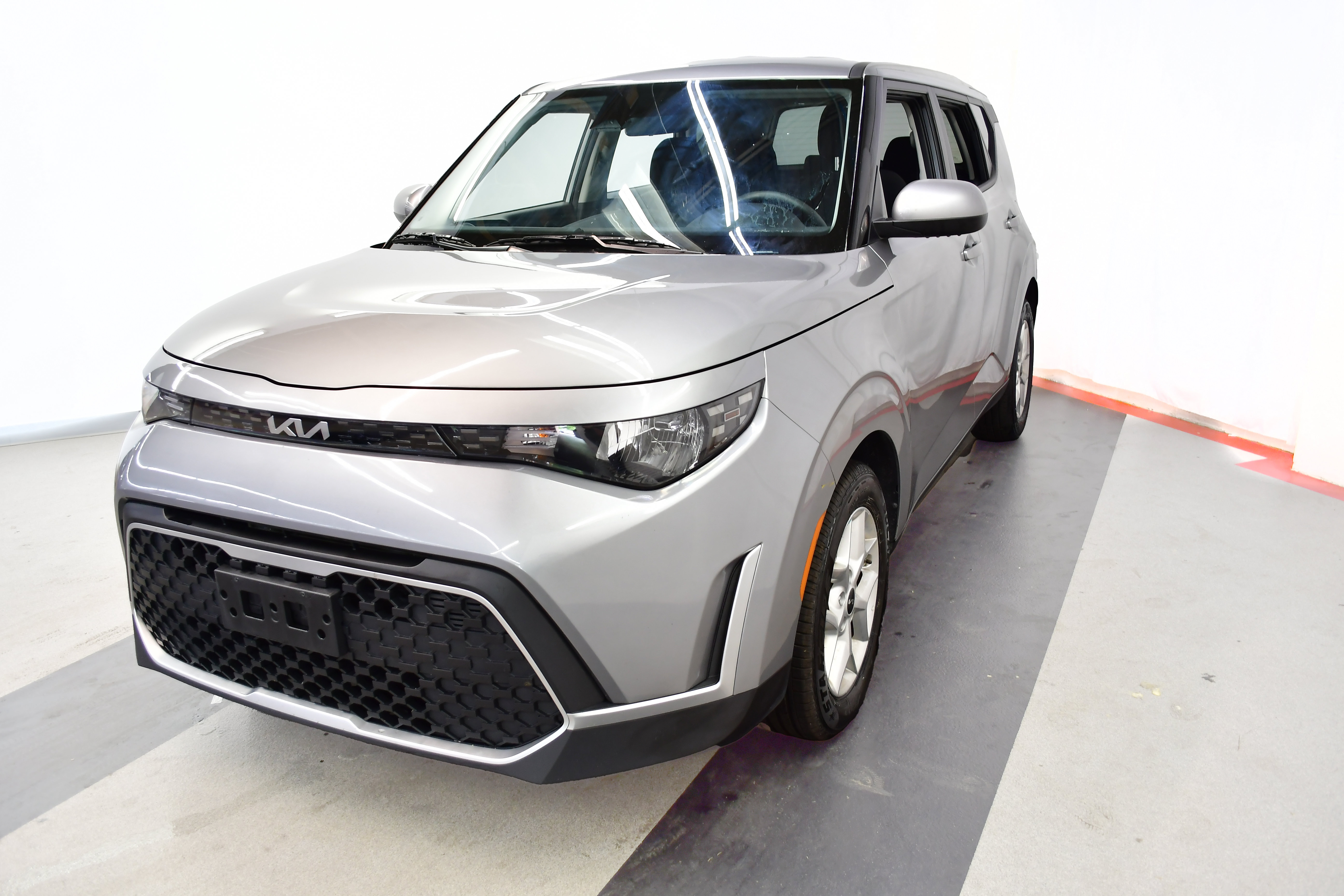 Used 2025 Kia Soul LX w/ LX Technology Package FWD image 4
