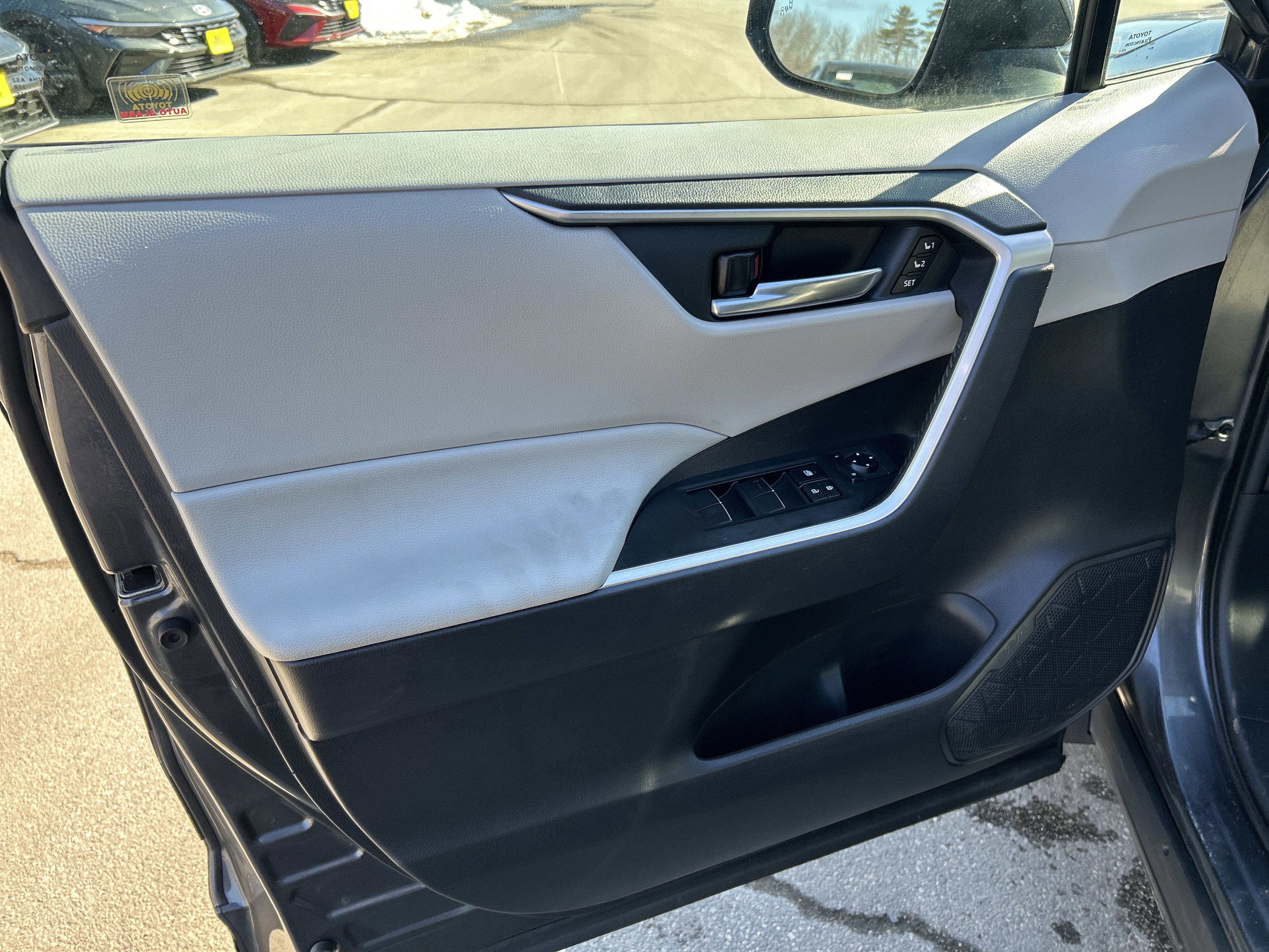 Used 2020 Toyota RAV4 XLE Premium image 15