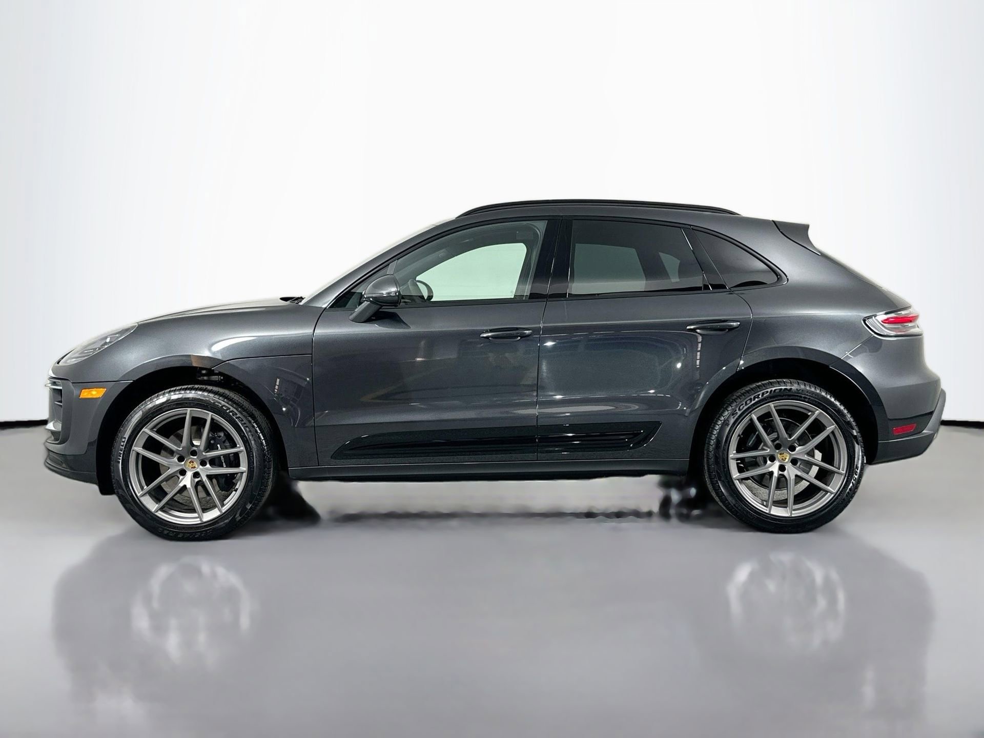 Certified 2025 Porsche Macan image 2