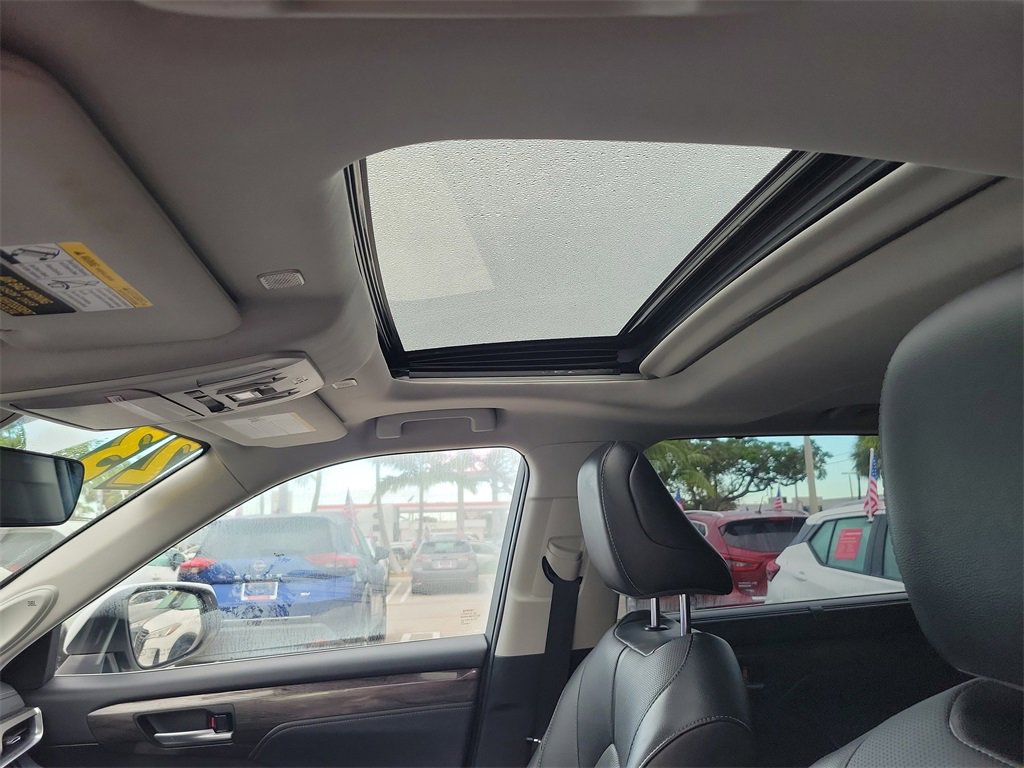 Used 2023 Toyota Highlander Limited image 15