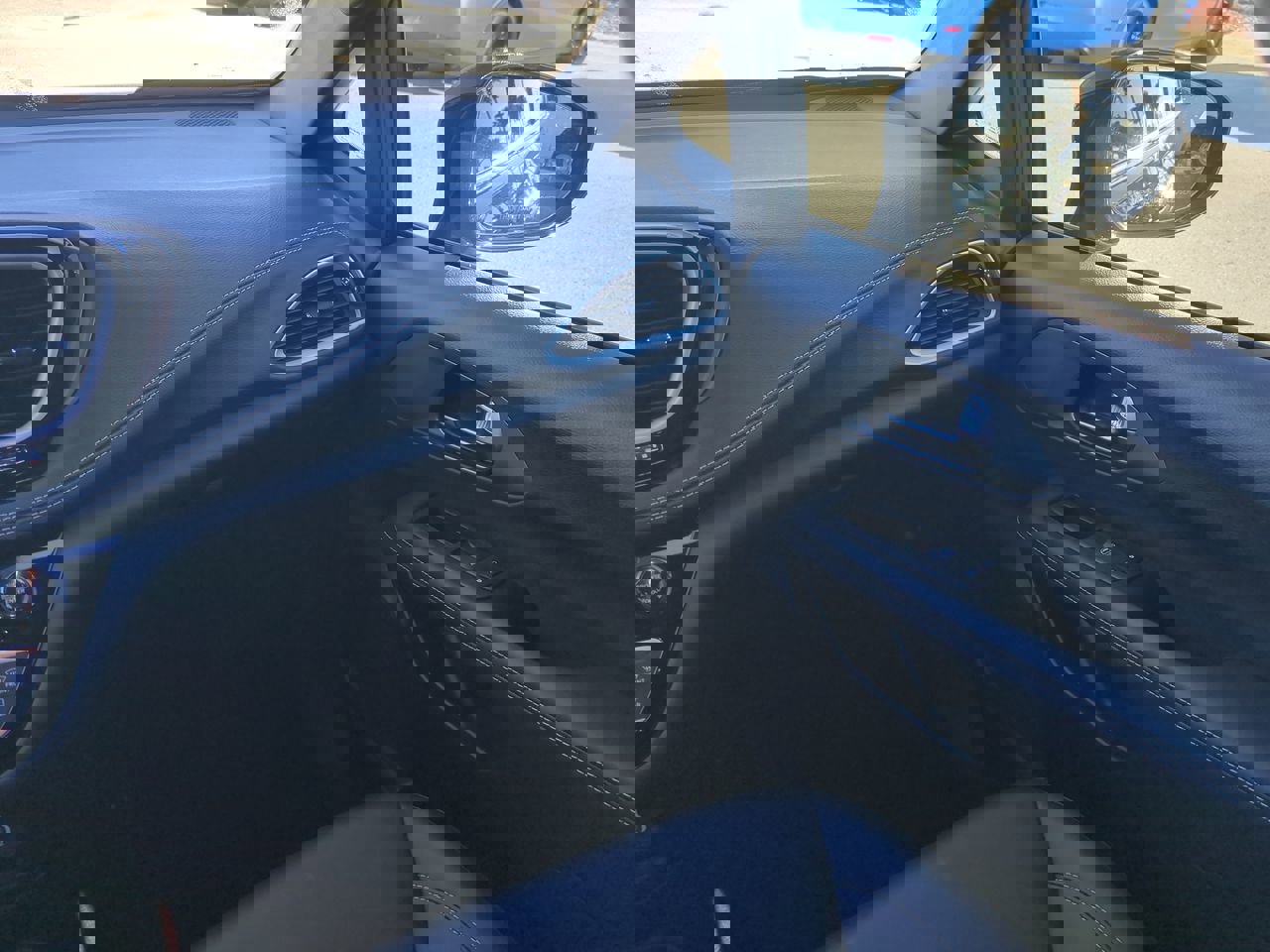 Certified 2025 Chrysler Pacifica Select image 16