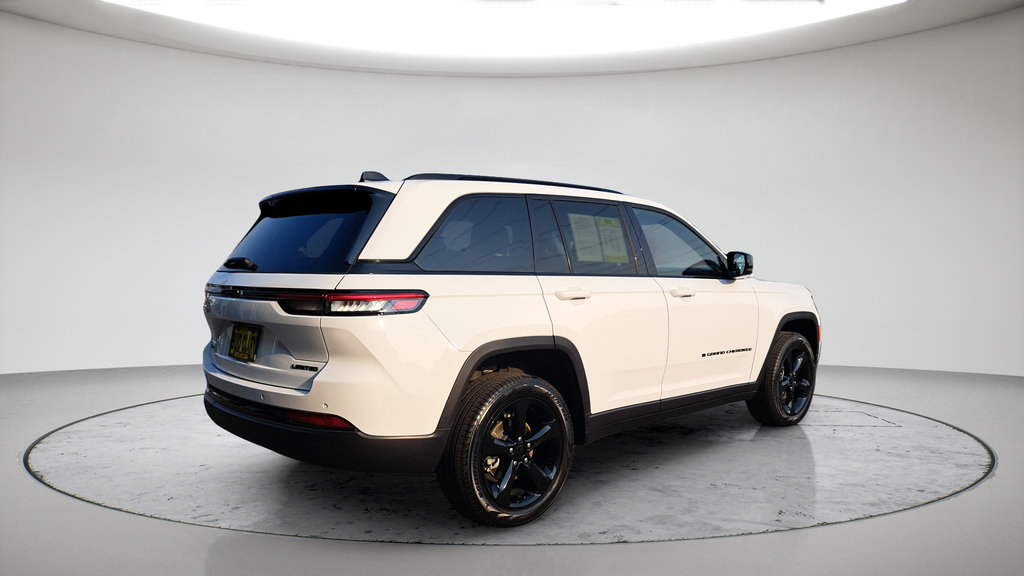 Used 2023 Jeep Grand Cherokee Limited w/ Black Appearance Package AWD/4WD image 6
