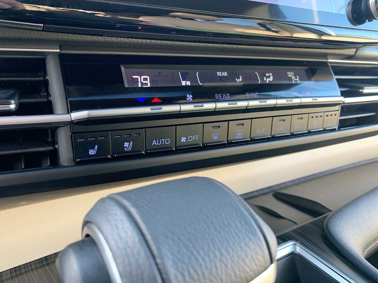 Used 2024 Toyota Sienna Limited image 18