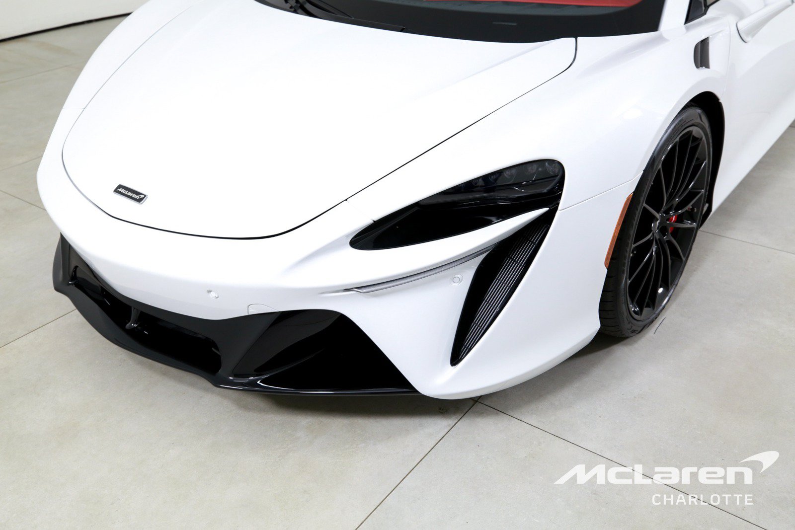 Used 2025 McLaren Artura RWD image 29