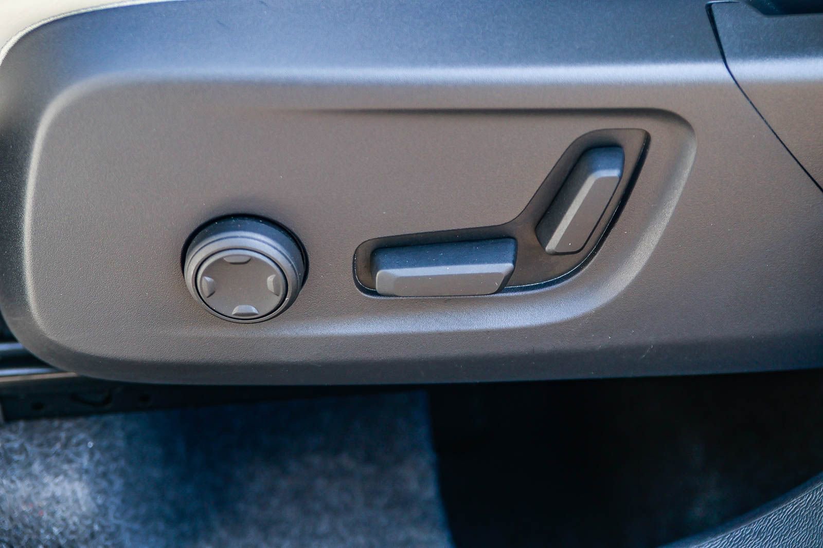 Certified 2026 Volvo XC40 B5 Plus w/ Protection Package Premier image 23