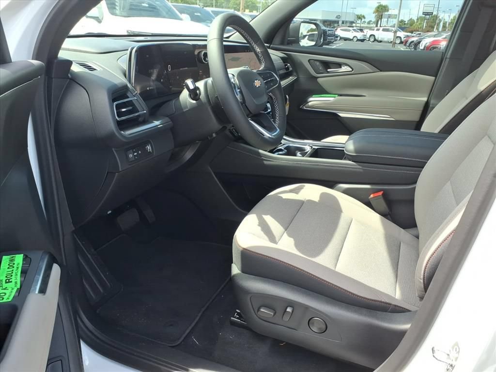 New 2027 Chevrolet Traverse LT w/ Sun and Wheel Package FWD image 9