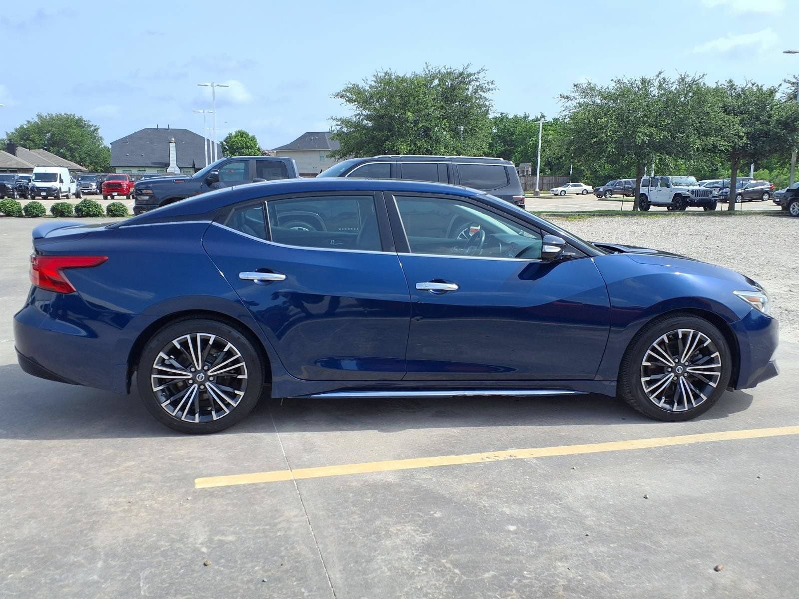 Used 2017 Nissan Maxima Platinum w/ Medallion Package FWD image 4