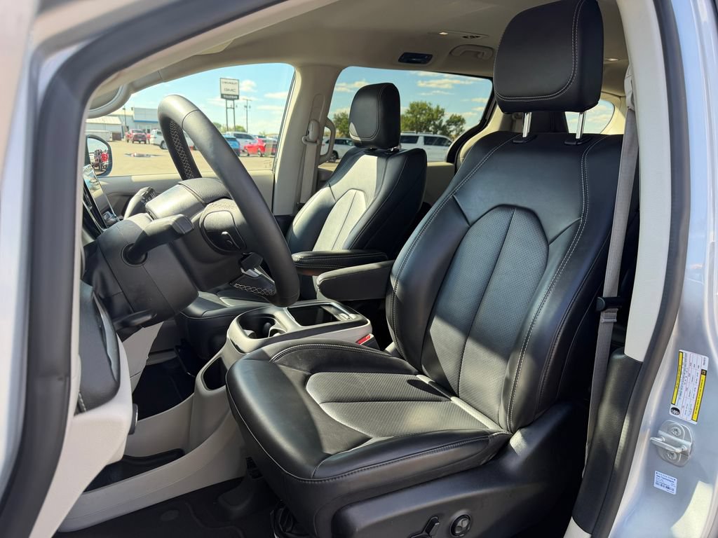 Used 2023 Chrysler Pacifica Touring-L FWD image 3