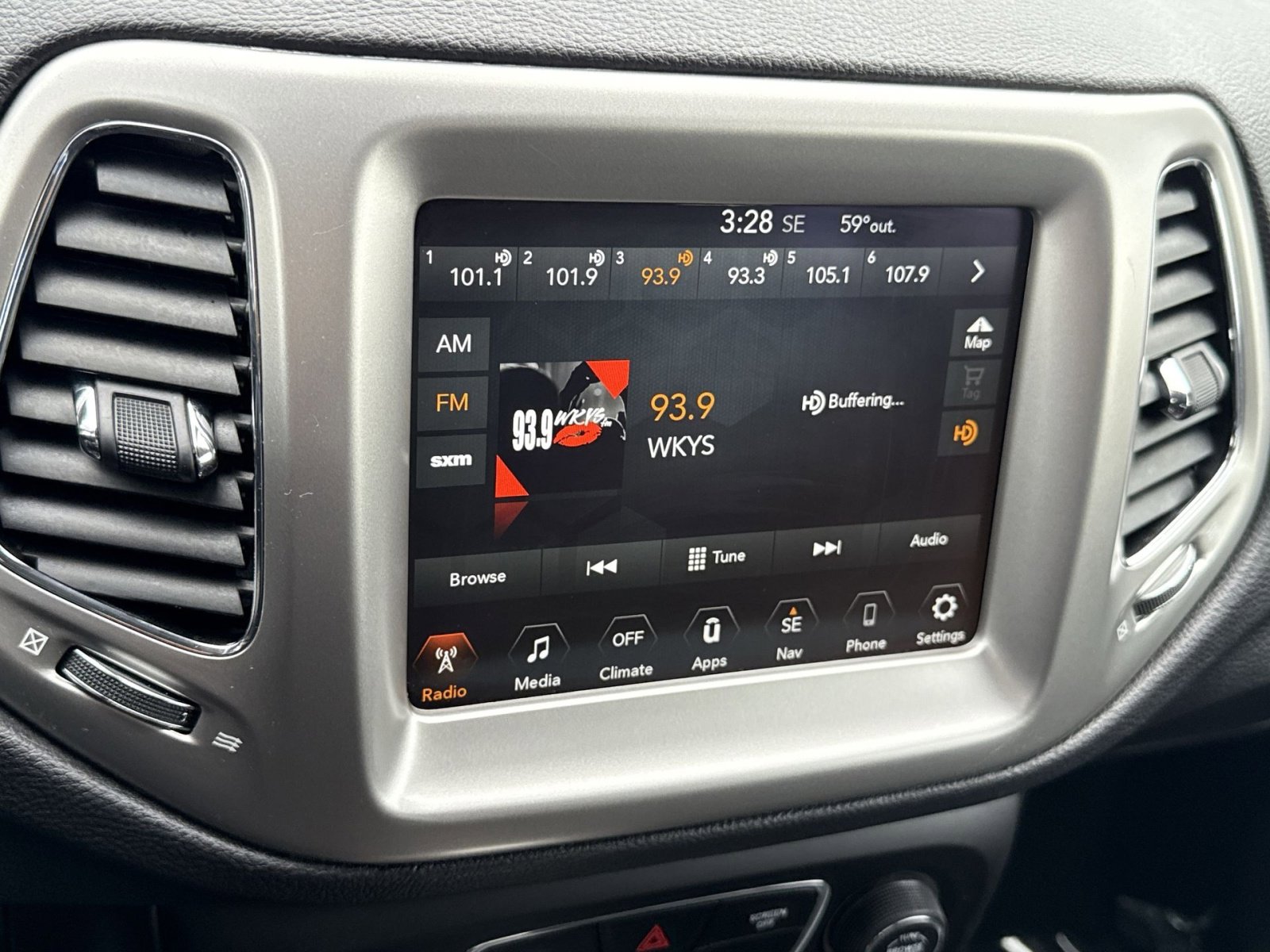 Used 2017 Jeep Compass Latitude w/ Popular Equipment Group FWD image 18