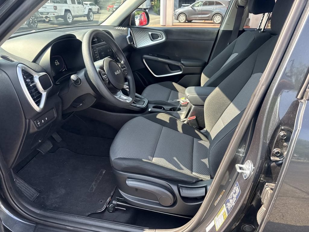 Used 2025 Kia Soul LX FWD image 17
