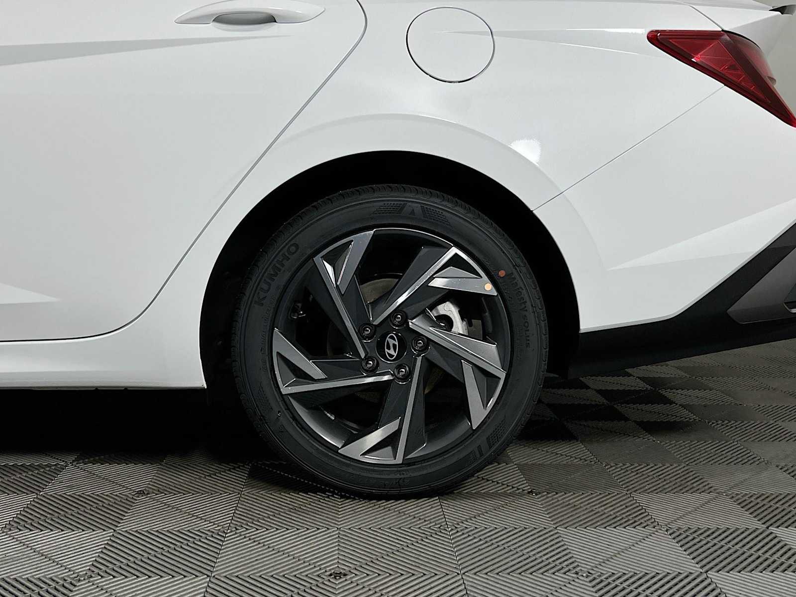 Certified 2025 Hyundai Elantra Sport image 18