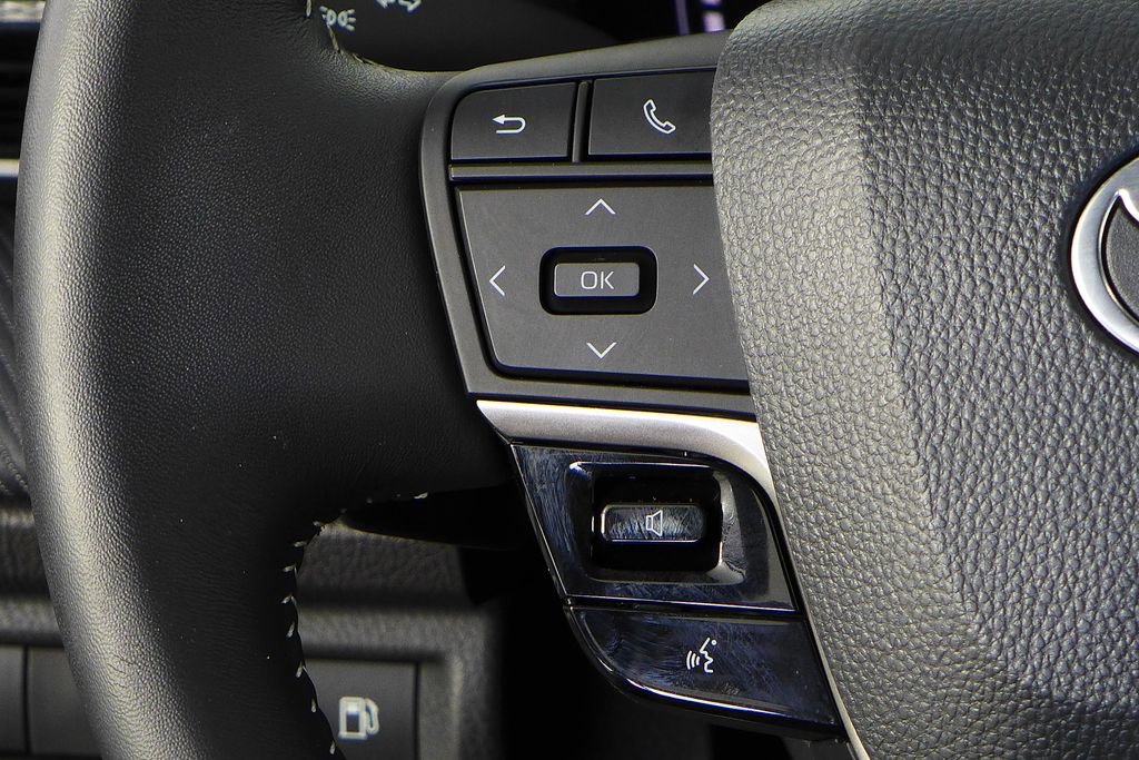 Used 2025 Toyota Camry SE w/ Convenience Package image 29