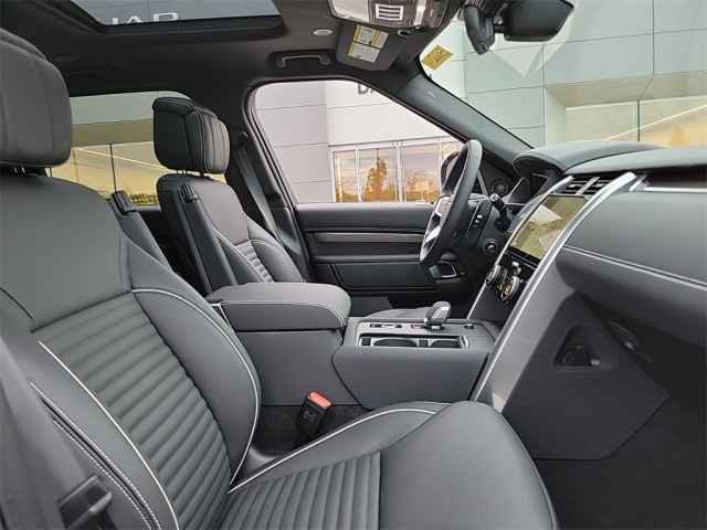 New 2024 Land Rover Discovery Metropolitan Edition image 17