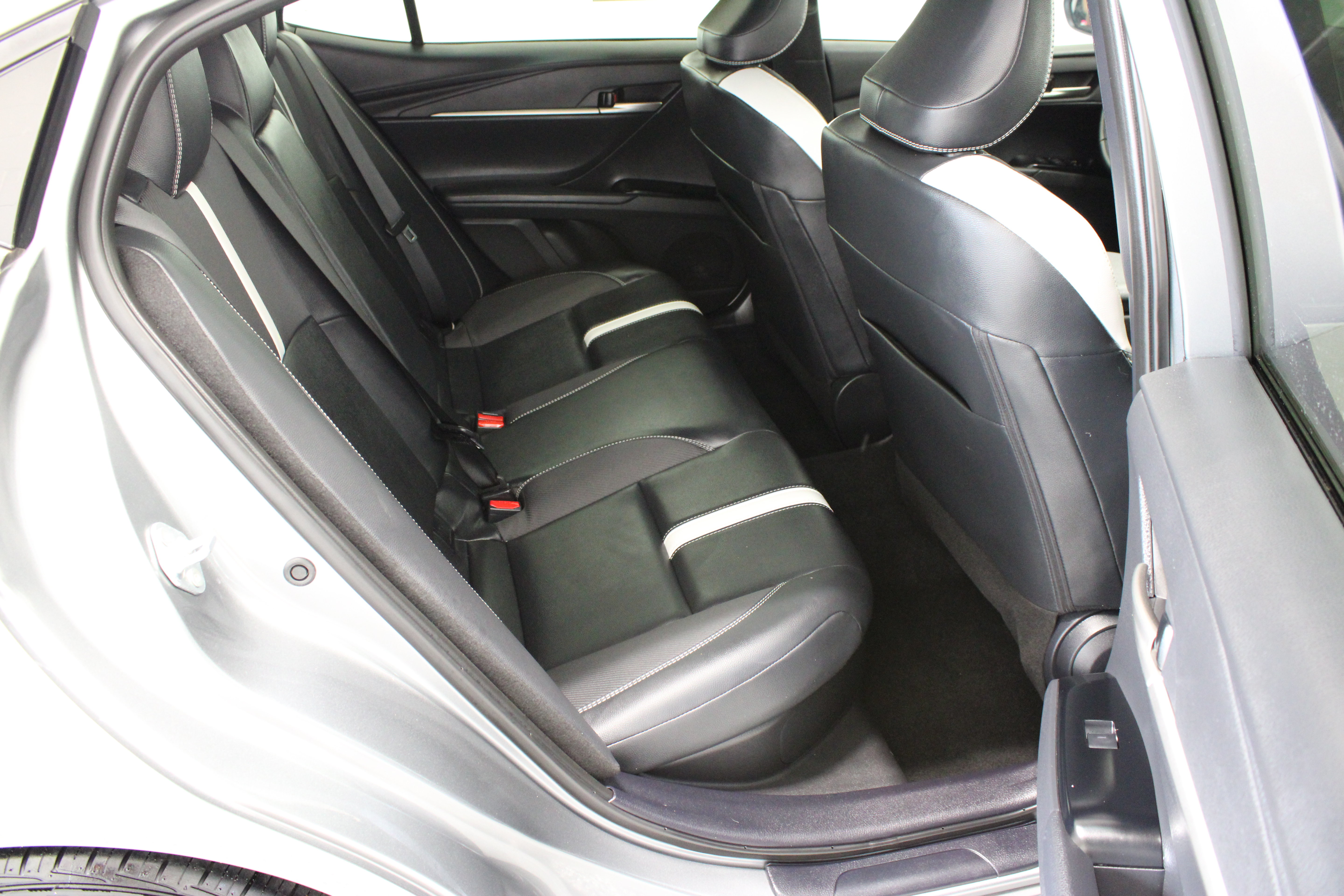 Used 2025 Toyota Camry SE FWD image 33