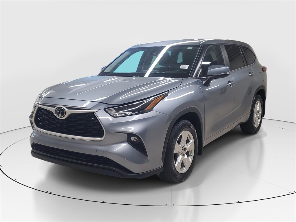 Certified 2023 Toyota Highlander LE image 3