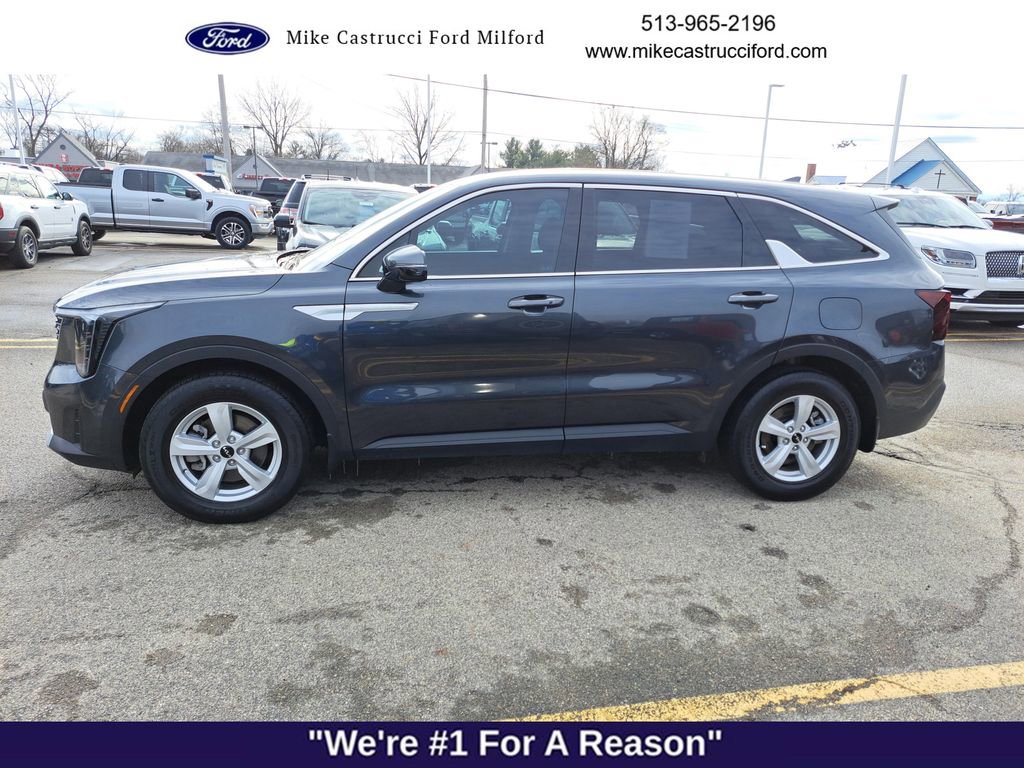 Used 2024 Kia Sorento LX image 2