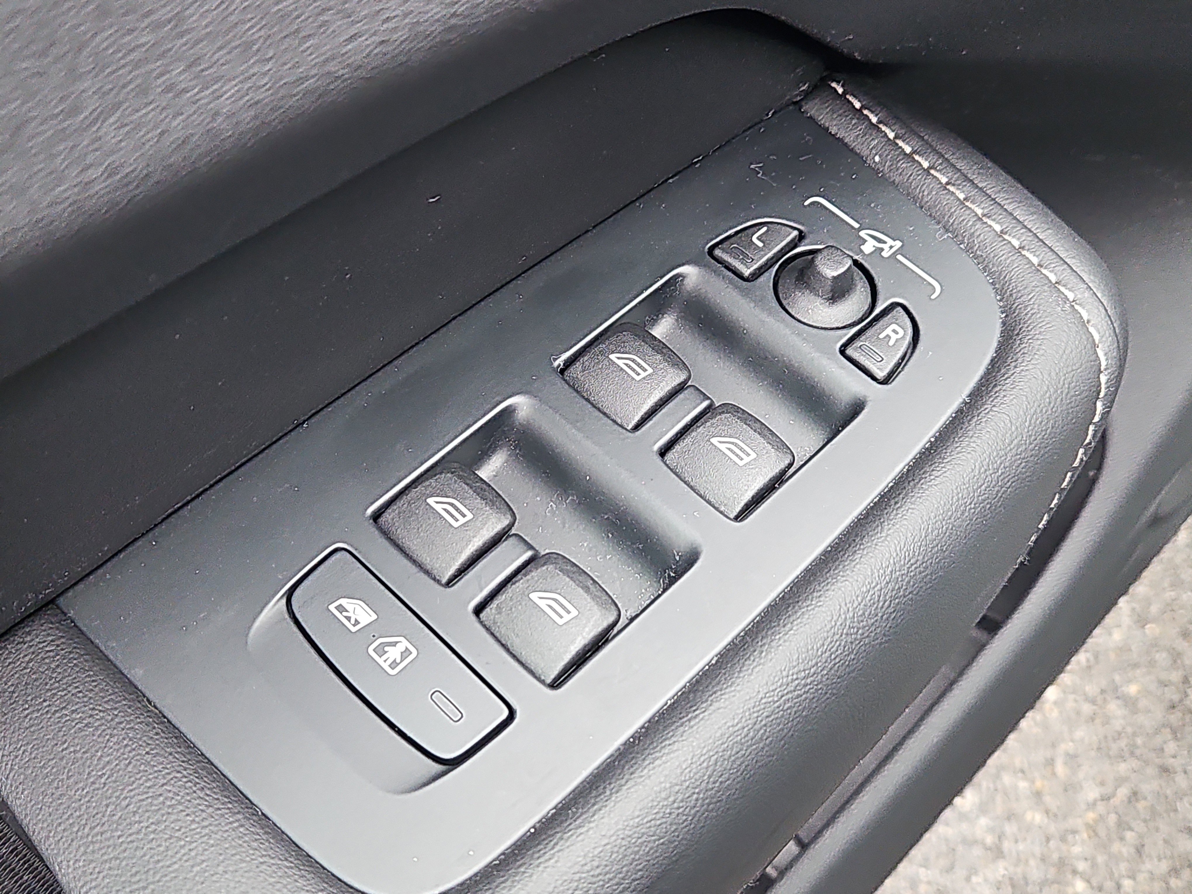 Used 2025 Volvo XC60 B5 Ultra image 23