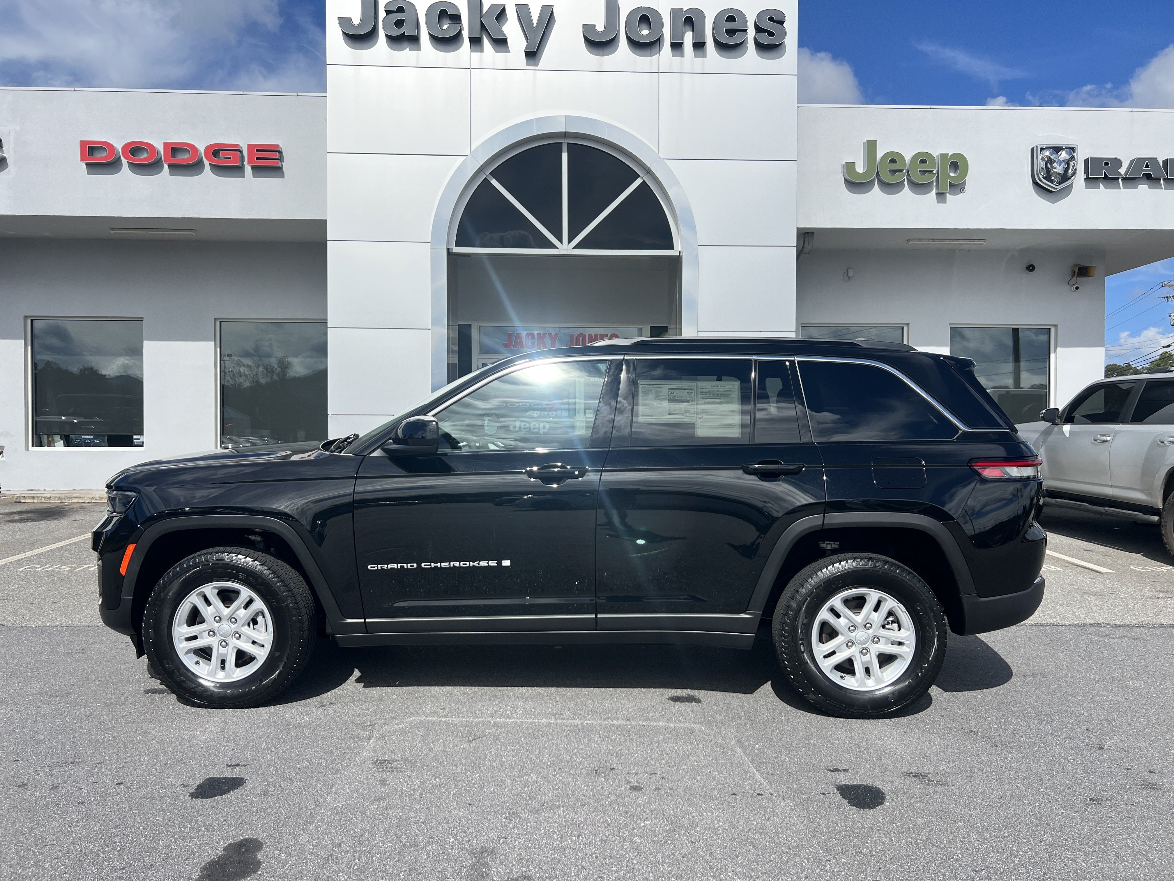 Used 2024 Jeep Grand Cherokee Laredo