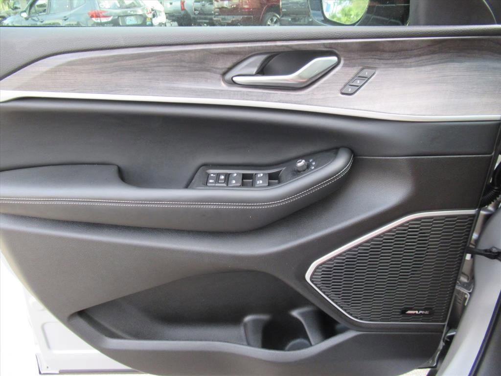 Certified 2024 Jeep Grand Cherokee Limited w/ Black Appearance Package image 19