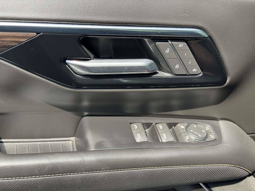 Used 2025 Chevrolet Tahoe Premier AWD/4WD image 20