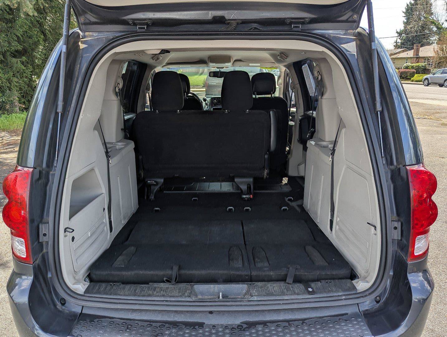 Used 2013 Dodge Grand Caravan American Value Package w/ UConnect Hands-Free Group FWD image 24