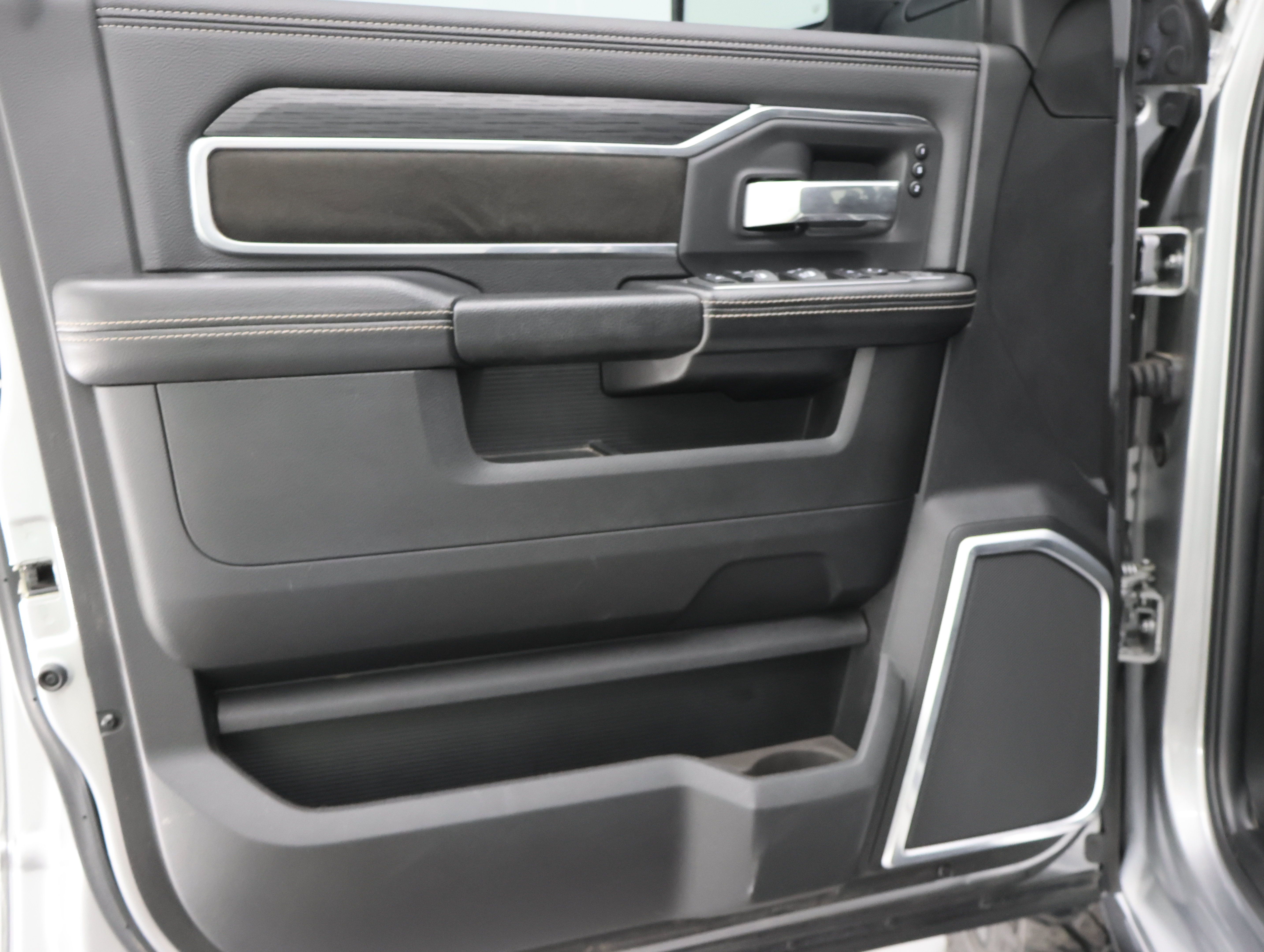 Used 2023 RAM 3500 Laramie AWD/4WD image 42