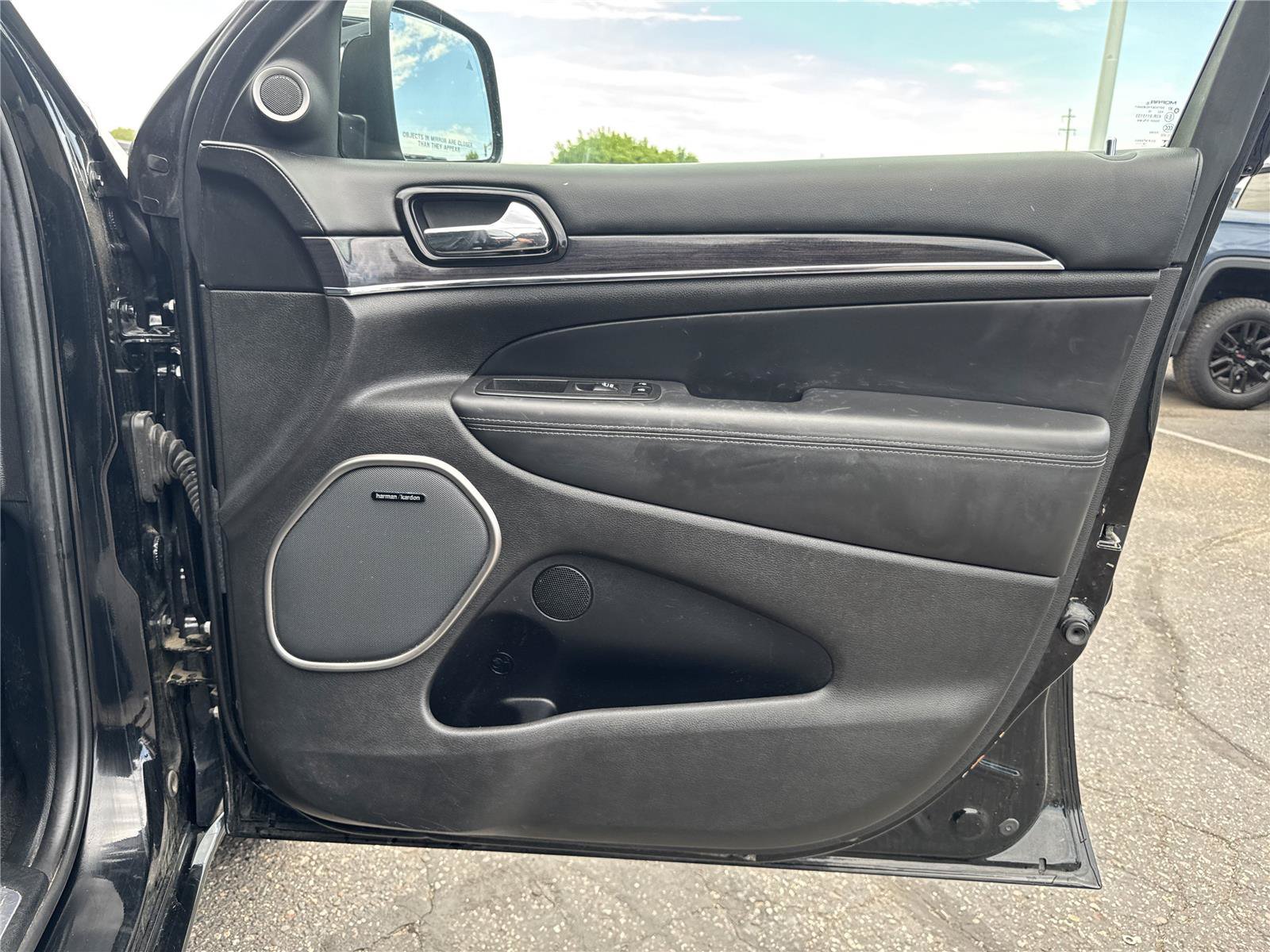 Used 2020 Jeep Grand Cherokee Overland AWD/4WD image 28