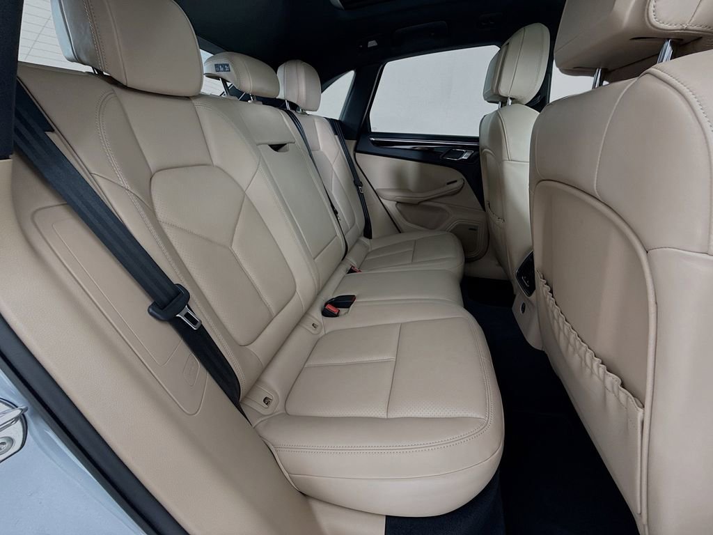Certified 2025 Porsche Macan AWD/4WD image 30