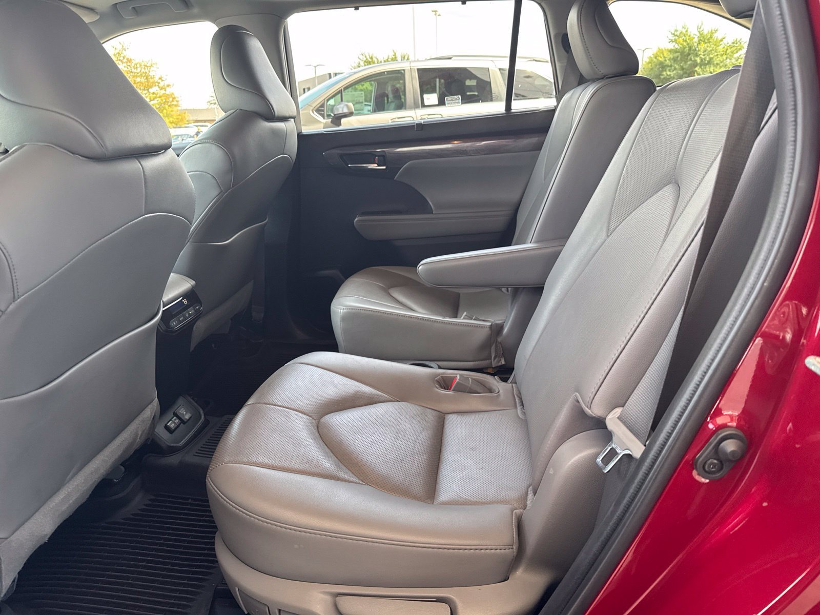 Used 2022 Toyota Highlander Limited FWD image 16