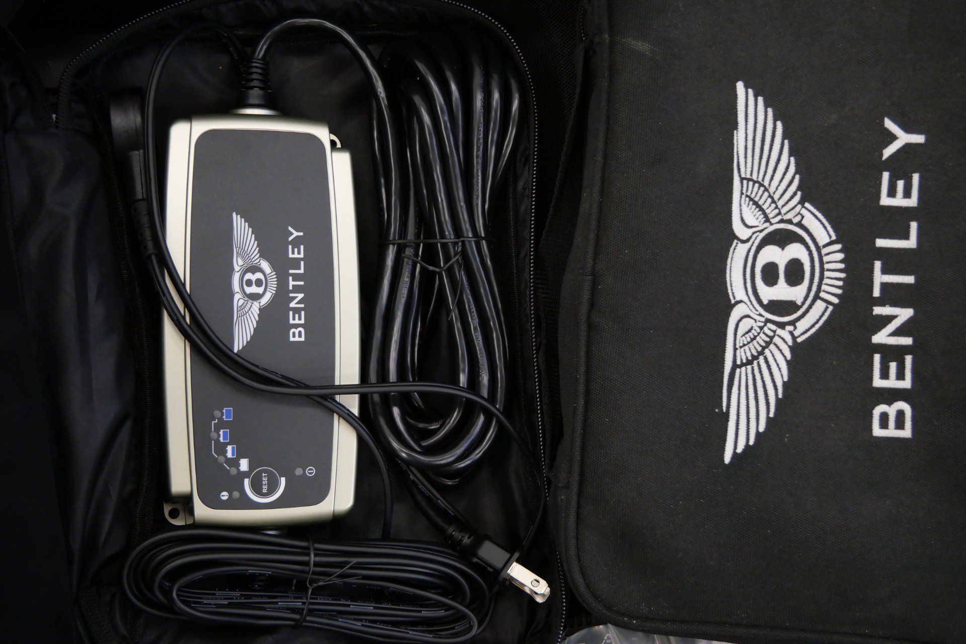 Used 2021 Bentley Bentayga Plug-In Hybrid image 43