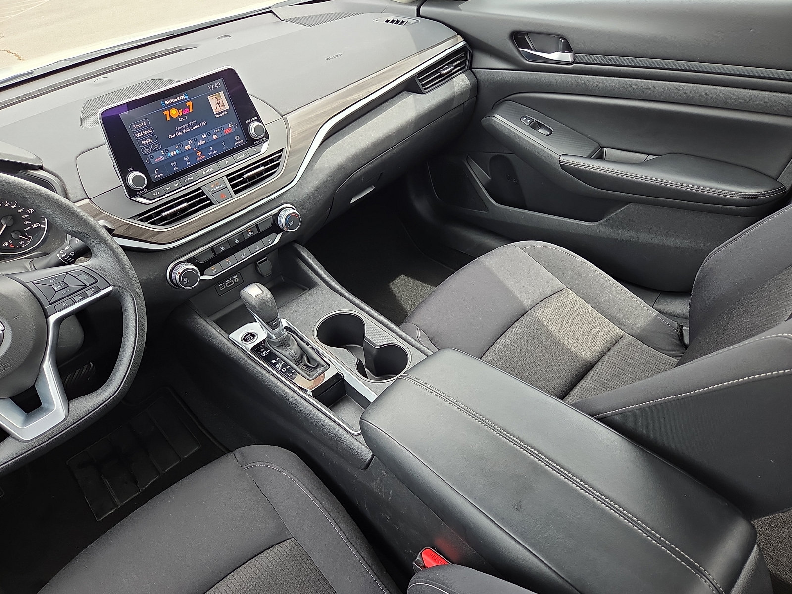 Used 2025 Nissan Altima 2.5 SV FWD image 12