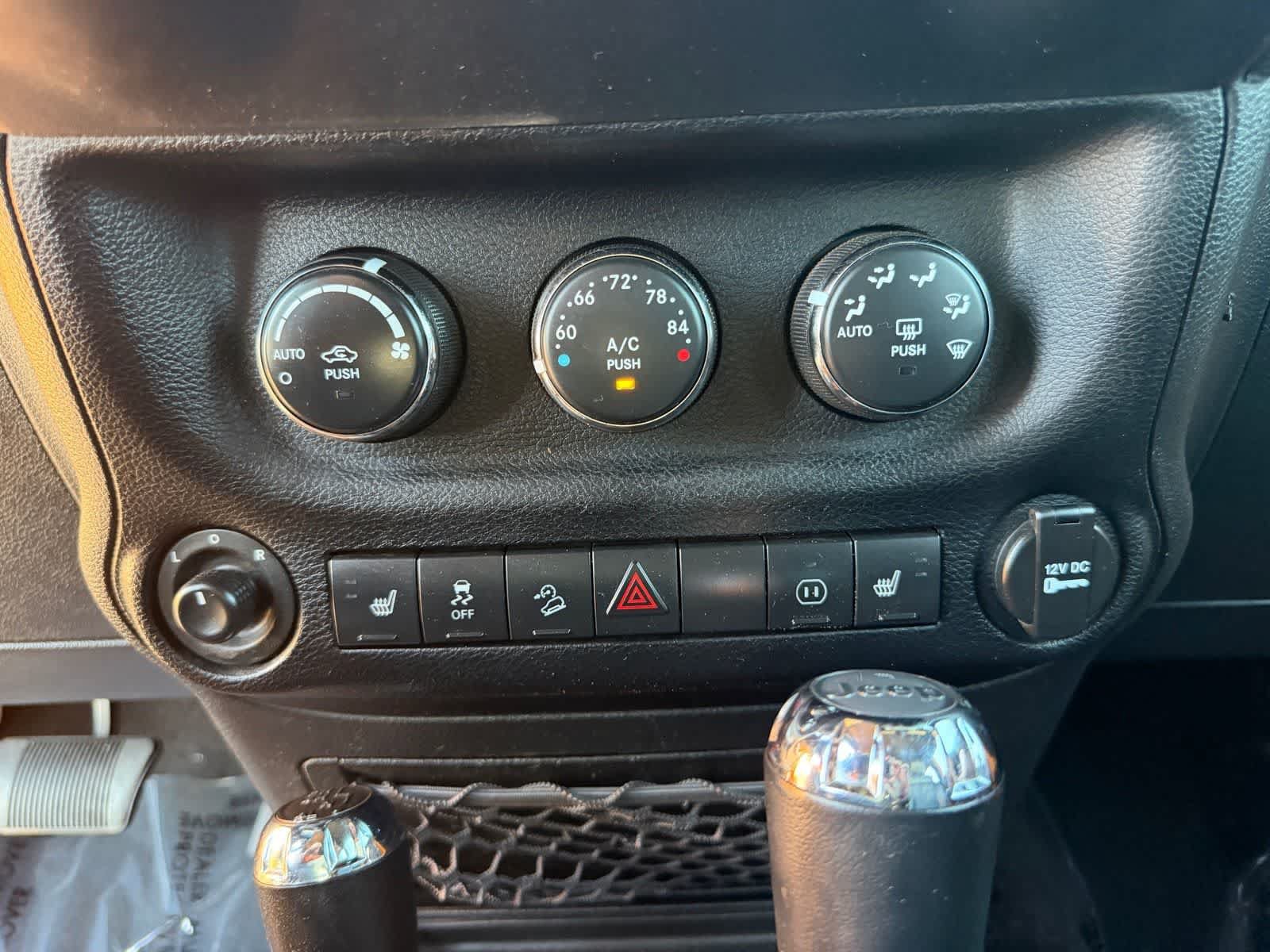 Used 2012 Jeep Wrangler Unlimited Rubicon w/ Connectivity Group AWD/4WD image 26