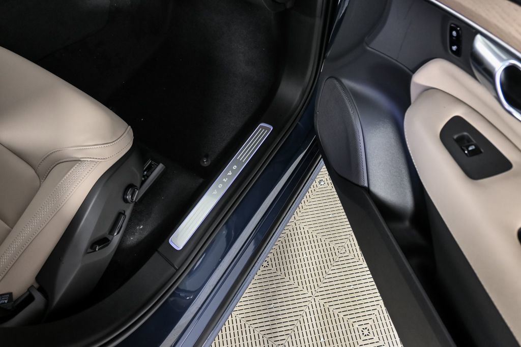 Certified 2026 Volvo XC90 B6 Plus w/ Protection Package Premier image 28