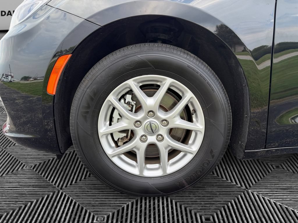 Used 2025 Chrysler Pacifica Select FWD image 15