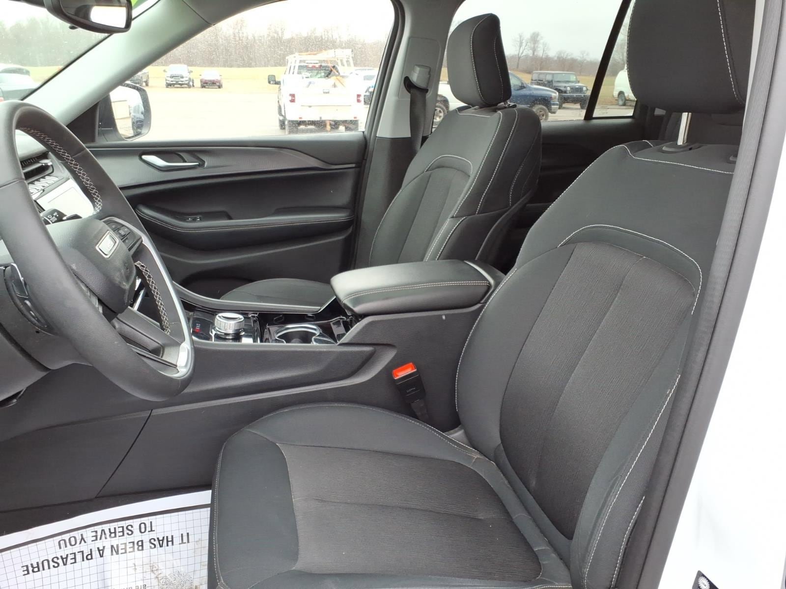 Used 2023 Jeep Grand Cherokee Laredo w/ Luxury Tech Group I AWD/4WD image 14