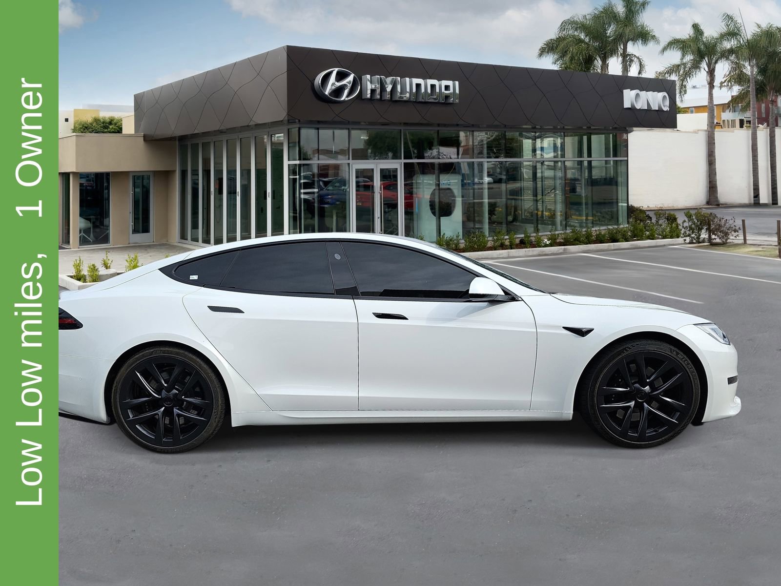 Used 2022 Tesla Model S Plaid image 2